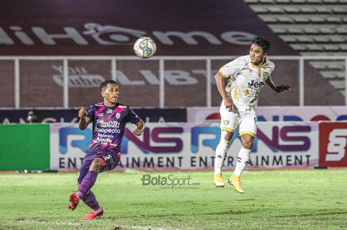 Proses gol sundulan dari gelandang Dewa United, Gufroni Al Maruf (kanan), dalam laga pekan keenam Liga 2 2021 di Stadion Madya, Senayan, Jakarta, 2 November 2021.