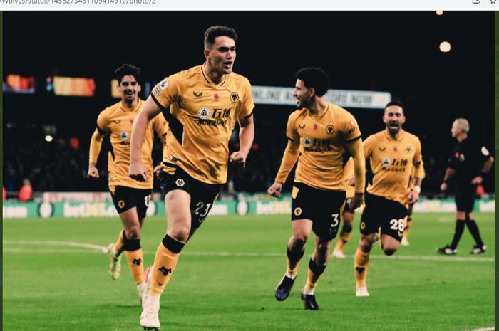 Wolverhampton Wanderers berhasil memepet Manchester United di klasemen sementara Liga Inggris 2021-2022 setelah mempecundangi Everton.