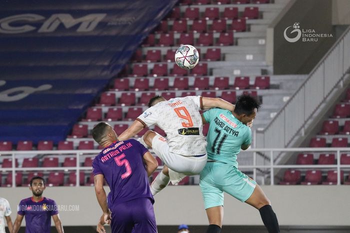 Penyerang Persija, Marko Simic berduel dengan bek Persik Arthur Felix dan kiper Fajar Setya.