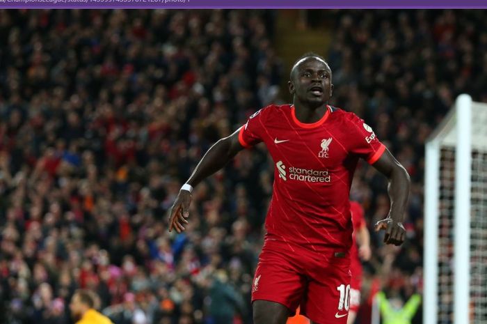 Striker Liverpool, Sadio Mane, merayakan gol ke gawang Atletico Madrid dalam laga Grup B Liga Champions di Stadion Anfield, Rabu (3/11/2021).