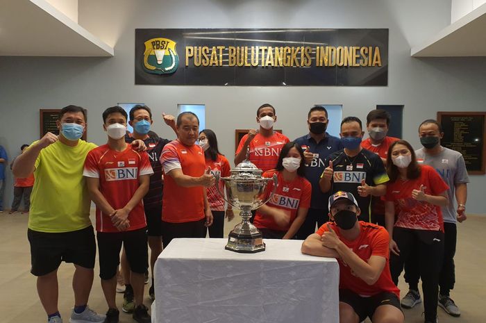 Para pebulu tangkis dan pengurus PBSI tengah berpose bersama Piala Thomas, Jumat (5/11/2021)