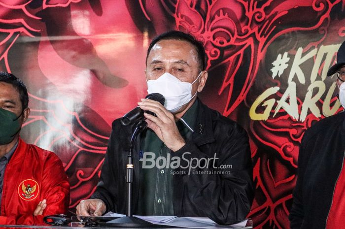 Ketua Umum PSSI, Mochamad Iriawan, sedang memberikan keterangan kepada awak media  di Kantor PSSI, Senayan, Jakarta, 6 November 2021.