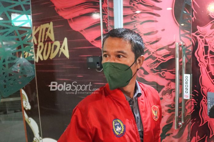 Pelaksana Tugas (Plt) Sekretaris Jendral PSSI, Yunus Nusi, sedang memberikan keterangan kepada awak media di Kantor PSSI, Senayan, Jakarta, 6 November 2021.