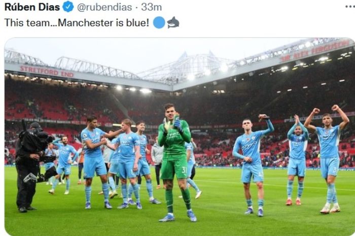 Selebrasi para pemain Manchester City usai mengalahkan Manchester United di Old Trafford.