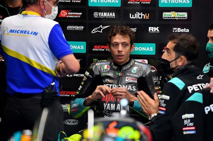 Pembalap Petronas Yamaha SRT, Valentino Rossi, pada seri balap MotoGP Algarve 2021 di Sirkuit Internasional Algarve.