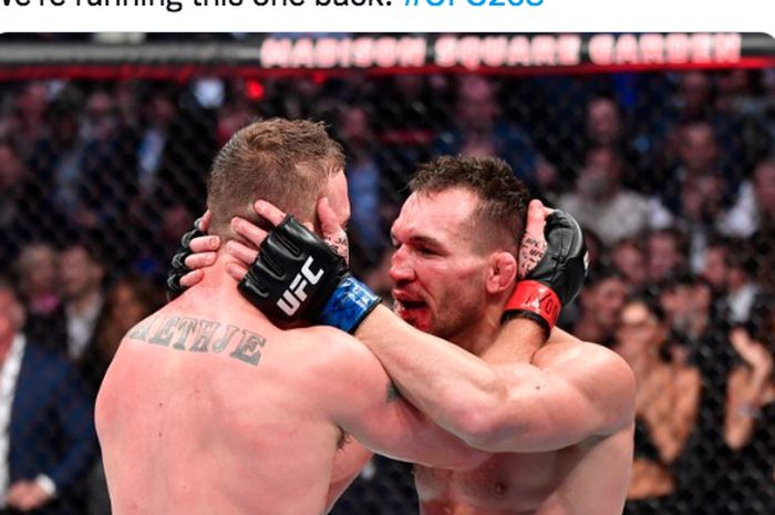 Petarung kelas ringan, Justi Gaethje (kiri) dan Michael Chandler (kanan) usai pertandingan pada acara UFC 268 di Madison Square, Amerika Serikat, Minggu (7/11/2021).