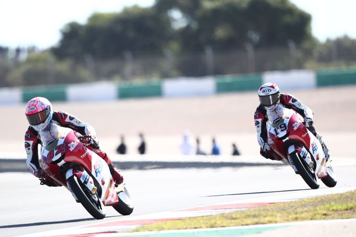 Aksi dua pembalap Honda Team Asia, Yuki Kunii dan Andi Farid Izdihar, pada balapan Moto3 Algarve di Sirkuit Algarve, Portimao, Portugal, 7 November 2021.