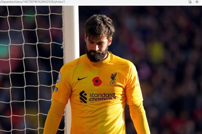 Ekspresi kiper Liverpool, Alisson Becker, usai mencetak gol bunuh diri saat melawan West Ham United pada pekan ke-11 Liga Inggris 2021-2022, Minggu (7/11/2021).