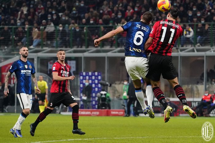 Momen duel antara Zlatan Ibrahimovic dan Stefan de Vrij dalam laga AC Milan versus Inter Milan.