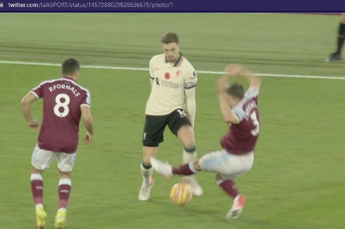 Tekel bek West Ham United, Aaron Cresswell, terhadap gelandang Liverpool, Jordan Henderson dalam laga pekan ke-11 Liga Inggris 2021-2022, Minggu (7/11/2021) waktu setempat. 