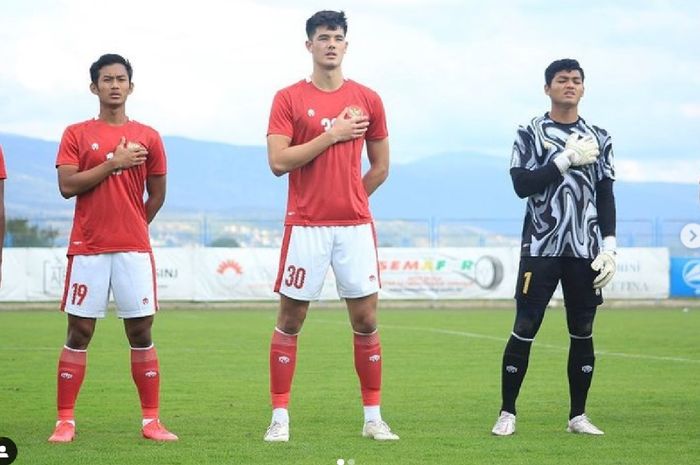 Elkan Baggott (tengah) sangat bangga dan terhormat memegang lambang Garuda di dada saat debut internasional untuk Indonesia 11 Oktober 2020.