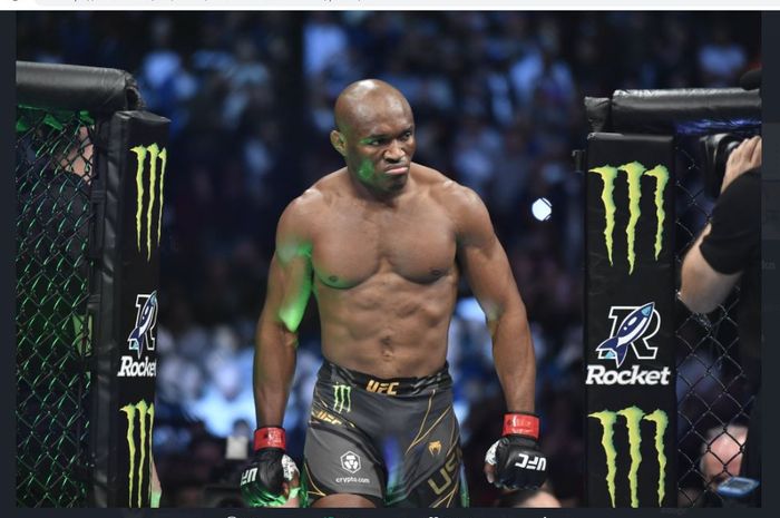 Kamaru Usman, juara kelas welter UFC, saat memasuki oktagon pada ajang UFC 268, Sabtu (6/11/2021).