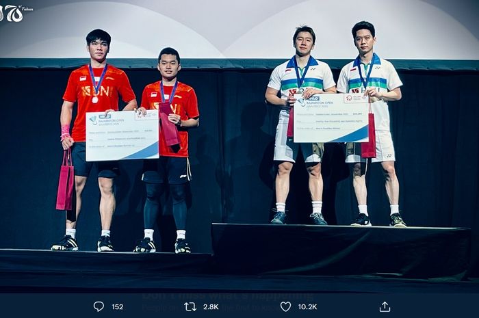 Dari kiri: Daniel Marthin, Leo Rolly Carnando, Marcus Fernaldi Gideon, Kevin Sanjaya Sukamuljo, berdiri di podium setelah final Hylo Open 2021 di Saarlandhalle Saarbruecken, Jerman, Minggu (8/11/2021). Marcus/Kevin keluar sebagai juara.