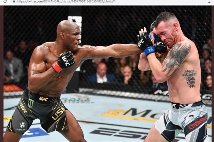 Momen Kamaru Usman (kiri) menjotos Colby Covington (kanan) pada UFC 268 di Madison Square Garden, New York, Amerika Serikat, Sabtu (6/11/2021).