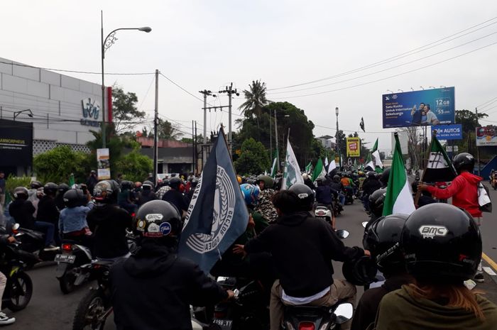 Suporter PSS Sleman menyambut timnya setelah mengakhiri perjalanan mereka di seri kedua Liga 1 2021