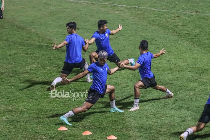 Sejumlah pemain timnas Indonesia sedang berlatih di Lapangan B, Senayan, Jakarta, 9 November 2021.