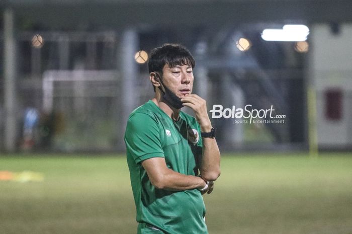 Pelatih timnas Indonesia, Shin Tae-yong, sedang mengamati para pemainnya di Lapangan B, Senayan, Jakarta, 9 November 2021.