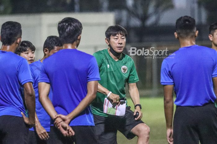 Pelatih timnas Indonesia, Shin Tae-yong, sedang memberikan arahan kepada para pemainnya di Lapangan B, Senayan, Jakarta, 9 November 2021.