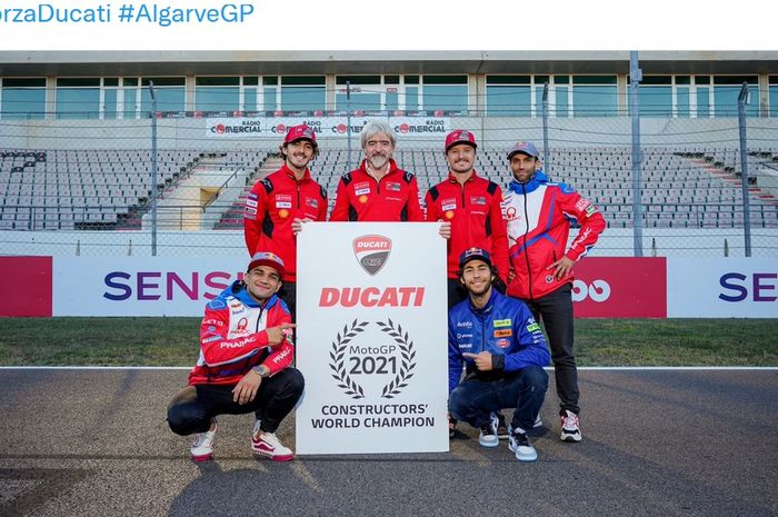 Foto perayaan juara konstuktor Ducati pada MotoGP 2021. Dari atas searah jarum jam, Francesco Bagnaia, General Manager Gigi Dall'Igna, Jack Miller, Johann Zarco, Enea Bastianini, dan Jorge Martin.