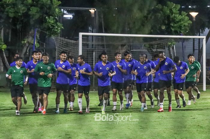 Skuat timnas Indonesia sedang melakukan jogging dalam latihannya di Lapangan B, Senayan, Jakarta, 9 November 2021.