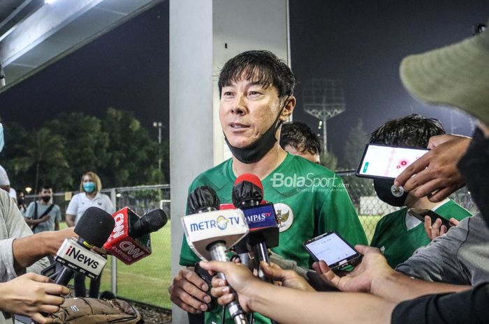 Pelatih timnas Indonesia, Shin Tae-yong, sedang memberikan keterangan kepada awak media di Lapangan B, Senayan, Jakarta, 9 November 2021.