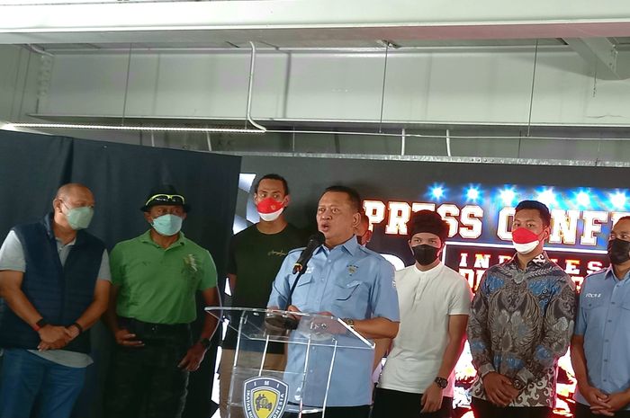 Ketua Umum Pengurus Pusat Ikatan Motor Indonesia ( PP IMI), Bambang Soesatyo saat sesi konferensi pers di kantor pusat PP IMI, Kawasan Gelora Bung Karno, Senayan, Jakarta, Rabu (10/11/2021).