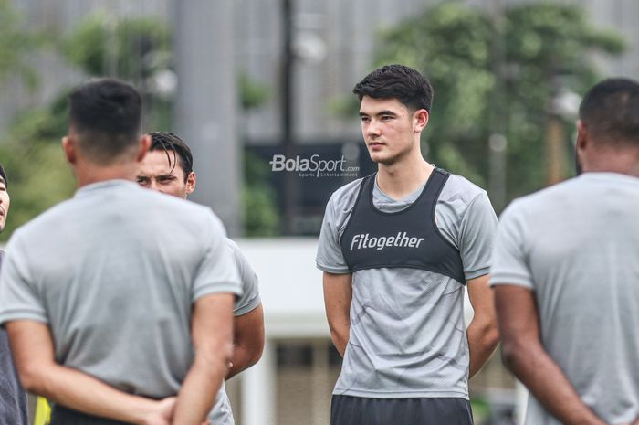 Bek keturunan Indonesia-Inggris, Elkan Baggott (tengah), sedang mengikuti pemusatan latihan timnas Indonesia di Stadion Madya, Senayan, Jakarta, 10 November 2021.