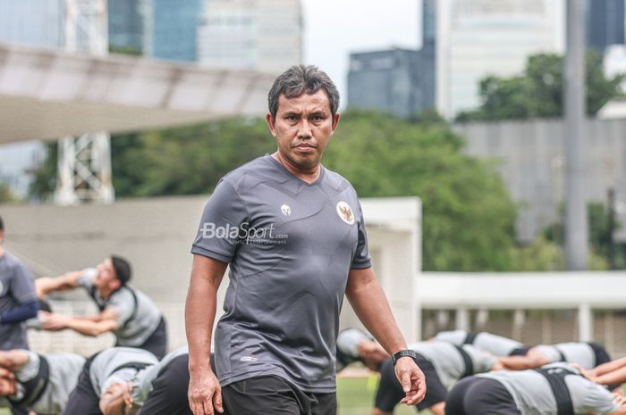 Bima Sakti turut memantau pemusatan latihan timnas Indonesia di Stadion Madya, Senayan, Jakarta, 10 November 2021.