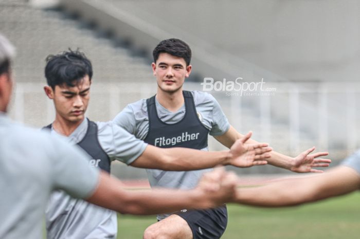 Bek keturunan Indonesia-Inggris, Elkan Baggott (tengah), sedang melakukan pemanasan dalam pemusatan latihan timnas Indonesia di Stadion Madya, Senayan, Jakarta, 10 November 2021.