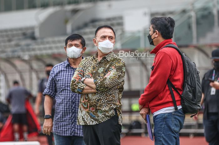 Ketua Umum PSSI, Mochamad Iriawan (tengah) dan Direktur Teknik PSSI, Indra Sjafri (kiri), sedang memantau latihan timnas Indonesia di Stadion Madya, Senayan, Jakarta, 10 November 2021.