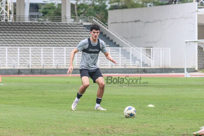 Bek keturunan Indonesia-Inggris, Elkan Baggott, sedang menguasai bola dalam pemusatan latihan timnas Indonesia di Stadion Madya, Senayan, Jakarta, 10 November 2021.