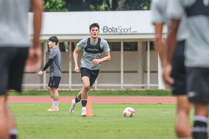 Bek keturunan Indonesia-Inggris, Elkan Baggott (tengah), sedang menguasai bola dalam pemusatan latihan timnas Indonesia di Stadion Madya, Senayan, Jakarta, 10 November 2021.