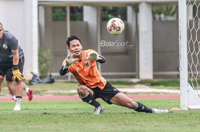 Kiper Tira Persikabo, Syahrul Trisna Fadillah, sedang menangkap bola dalam pemusatan latihan timnas Indonesia di Stadion Madya, Senayan, Jakarta, 10 November 2021.