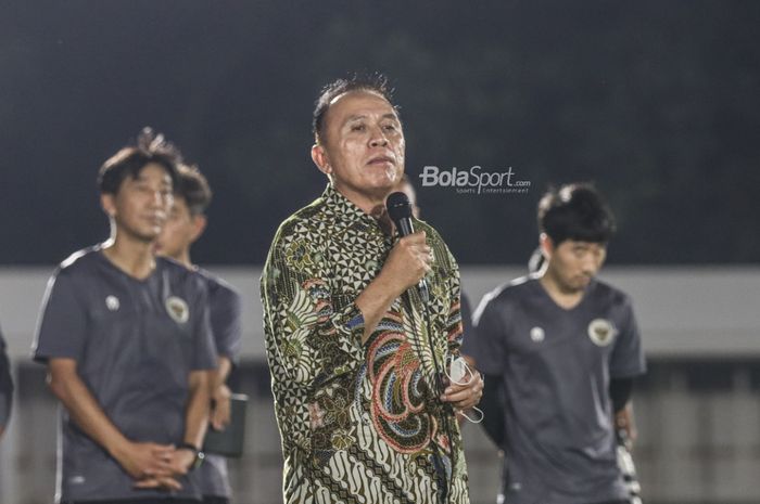 Ketua Umum PSSI, Mochamad Iriawan (tengah), sedang memberikan sambutannya dalam latihan timnas Indonesia  di Stadion Madya, Senayan, Jakarta, 10 November 2021.