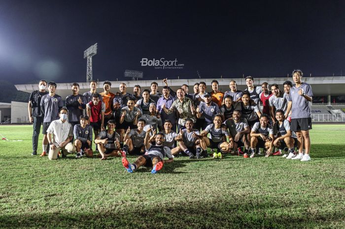 Ketua Umum PSSI, Mochamad Iriawan, nampak berfoto dengan skuat timnas Indonesia  di Stadion Madya, Senayan, Jakarta, 10 November 2021.