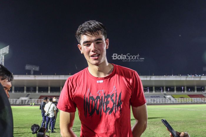 Bek keturunan Indonesia-Inggris, Elkan Baggott, sedang memberikan keterangan kepada awak media seusai mengikuti pemusatan latihan timnas Indonesia di Stadion Madya, Senayan, Jakarta, 10 November 2021.