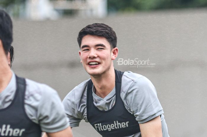 Bek keturunan Indonesia-Inggris, Elkan Baggott (tengah), nampak tersenyum dalam pemusatan latihan timnas Indonesia di Stadion Madya, Senayan, Jakarta, 10 November 2021.