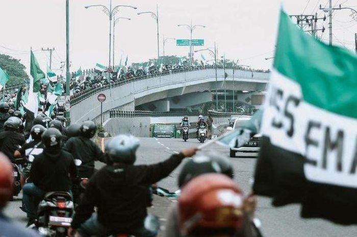 Ribuan suporter mengawal bus rombongan skuad PSS Sleman yang sedang perjalan pulang ke Sleman.