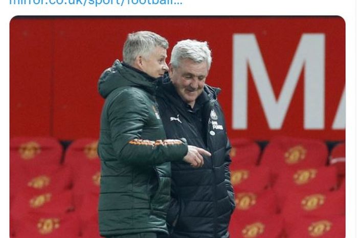 Ole Gunnar Solskjaer (kiri) ngobrol dengan Steve Bruce saat Manchester United berjumpa Newcastle United. Bruce kini menangani Elkan Baggott di Blackpool. 