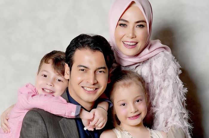 Boy Hamzah bersama istri dan anak