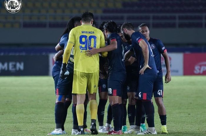 Skuad Arema FC melakukan briefing sebelum menghadapi Persebaya Surabaya pada pekan ke-11 Liga 1 2021