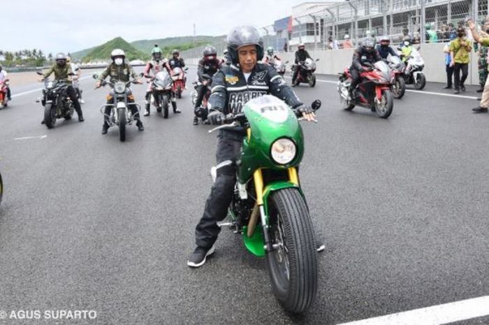 Presiden Joko Widodo (Jokowi) mengendarai motor saat menjajal langsung Sirkuit Mandalika di Kawasan Ekonomi Khusus (KEK) Mandalika di Desa Kuta, Lombok Tengah, Nusa Tenggara Barat (NTB), Jumat (12/11/2021). Dalam kunjungannya ke NTB, Jokowi dijadwalkan meresmikan Sirkuit Mandalika dan Jalan Bypass B