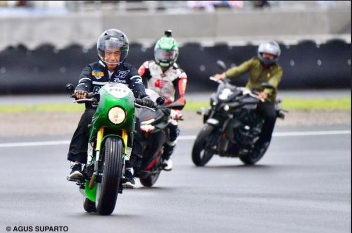 Presiden Joko Widodo (Jokowi) mengendarai motor saat menjajal langsung Sirkuit Mandalika di Kawasan Ekonomi Khusus (KEK) Mandalika di Desa Kuta, Lombok Tengah, Nusa Tenggara Barat (NTB), Jumat (12/11/2021). Dalam kunjungannya ke NTB, Jokowi dijadwalkan meresmikan Sirkuit Mandalika dan Jalan Bypass B