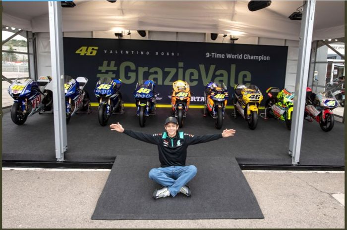 Valentino Rossi saat memamerkan koleksi 9 motor yang berhasil membawanya menjadi juara dunia, Kamis (11/11/2021).