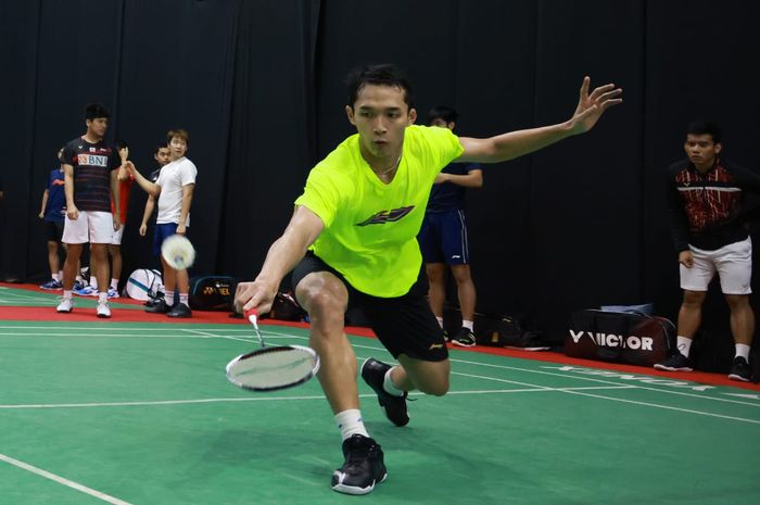 Pebulu tangkis tunggal putra Indonesia, Jonatan Christie, menjalani latihan perdana di komplek Bali Convention Centre and Westin Resort, Nusa Dua, Bali, Jumat (12/11/2021) pagi.