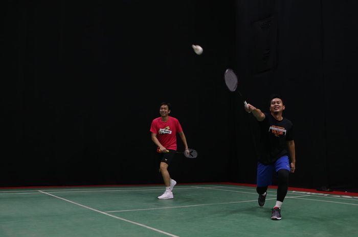 Mohammad Ahsan/Hendra Setiawan saat latihan di lapangan bulutangkis Westin Resort, Nusa Dua, Bali, Jumat (12/11).