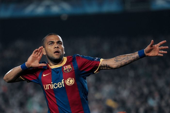 Dani Alves kembali ke Barcelona.