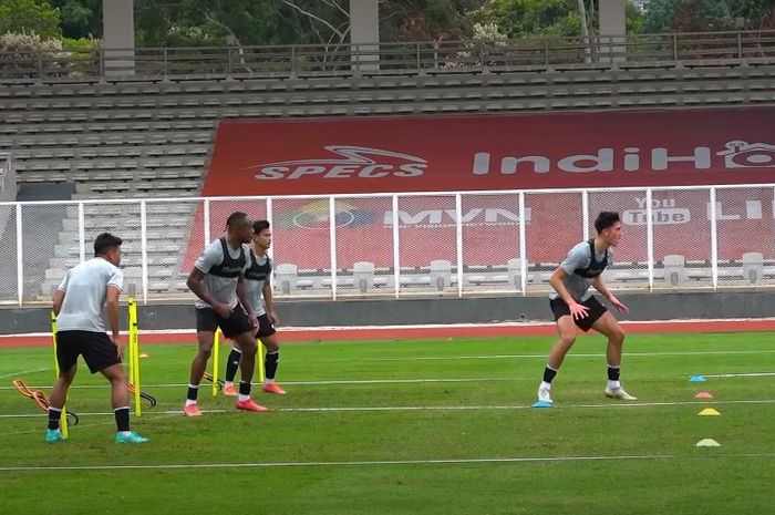 Asnawi Mangkualam, Elkan Baggott, Victor Igbonefo dan Pratama Arhan yang berlatih terpisah pada latihan terakhir Timnas Indonesia di Jakarta sebelum ke Turki, pada Rabu (10/11/2021).