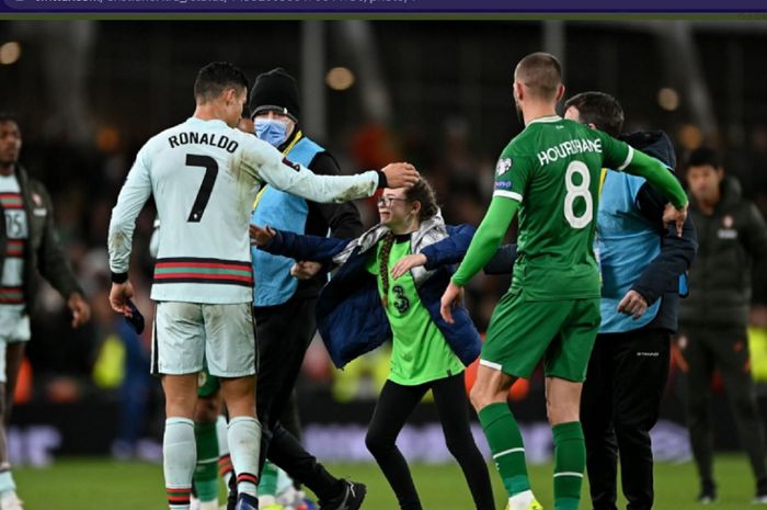 Fan cilik asal Irlandia, Addison Whelan, bercerita momen saat dirinya nekat masuk lapangan demi menghampiri Cristiano Ronaldo. 