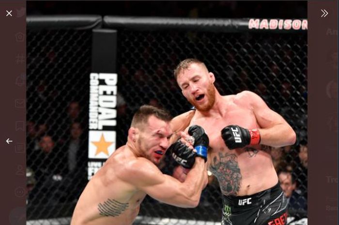 Momen Justin Gaethje (kanan) menjotos Michael Chandler (Kiri) pada UFC 268, Sabtu (6/11/2021).